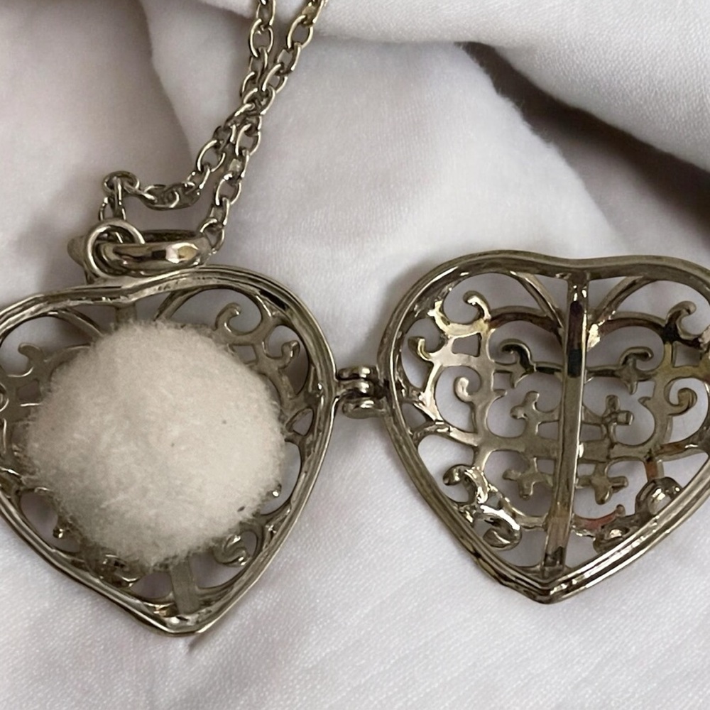 ❤️ NWOT Silver plated Heart LocketNecklace has white circular for essential oils